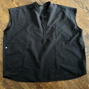 XXL black figs scrub top